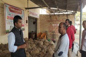 जौनपुर: जिलाधिकारी ने धान क्रय केंद्र का किया निरीक्षण