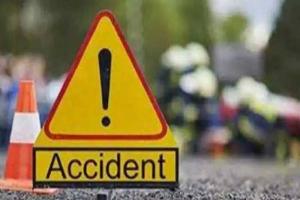फिरोजाबाद में टायर फटने से कार पलटी, एक ही परिवार के छह लोग घायल