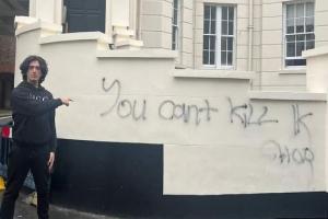 इमरान खान के समर्थक ने लंदन में शरीफ के कार्यालय के बाहर दीवार पर डाला पेंट