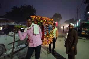 रामपुर : पारंपारिक तरीके से डोली में विदा कराई दुल्हन, नई पीढ़ी के लिए ये प्रथा अजूबा दिखाई दी 