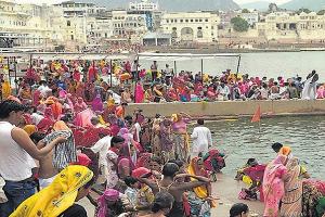 राजस्थान: बैकुंठ चतुर्दशी पर श्रद्धालुओं का सैलाब, पुष्कर सरोवर पर किया साही स्नान