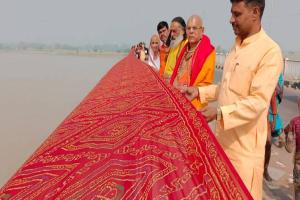 अयोध्या: मोक्षदायिनी सरयू को समर्पित हुई 750 मीटर लंबी लाल चुनरी