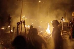 उन्नाव: दबंगों ने दलित को जमकर लाठी-डंडों से पीटा, मड़ैया में लगाई आग, गृहस्थी जलकर खाक
