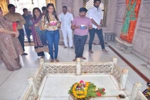 अभिनेत्री ईशा गुप्ता ने मंत्री नंदी के साथ प्राचीन मनोकामनापूर्ति मंदिर में किया दर्शन-पूजन