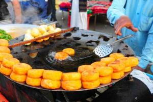 लखनऊ: रोजाना 65 लाख रुपये का स्ट्रीट फूड खाते हैं राजधानीवासी, शहर में 15000 से अधिक लगते हैं फूड स्टॉल