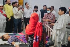 फतेहपुर: सिलेंडर लीकेज से पंडाल में लगी आग, 13 झुलसे, अस्पताल पहुंचकर डीएम ने जाना हाल