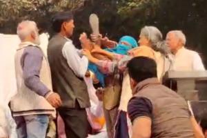 Video: श्रद्धा हत्याकांड को लेकर हिंदू एकता मंच के महापंचायत में हंगामा, महिला ने शख्स को चप्पल से पीटा