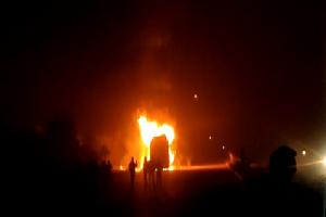 आजमगढ़ : मऊ से दिल्ली जा रही बस में लगी आग, दो बाइक सवारों की मौत 