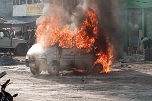 गैस सिलिंडर फटा : बेल्डिंग के दौरान कार में लगी आग, धूं-धूं कर जली