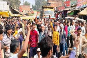 खाद संकट बरकरार: परेशान किसानों ने राजमार्ग पर लगाया जाम
