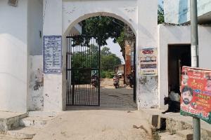 अयोध्या : भू-माफिया ने कब्र को भी नहीं छोड़ा, कब्रिस्तान पर भी कब्जा