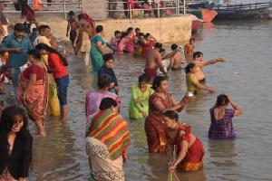 कानपुर : गंगा घाटों पर स्नान और पूजन करने के लिए श्रद्धालुओं की उमड़ी भीड़, दीपदान से रोशन दिखेगा नजारा