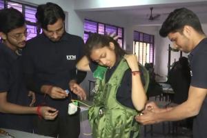 गोरखपुर: महिलाएं होंगी सुरक्षित! छात्रों ने बनाई स्मार्ट जैकेट, कैमरा इनबिल्ट, लगेंगे बिजली के झटके