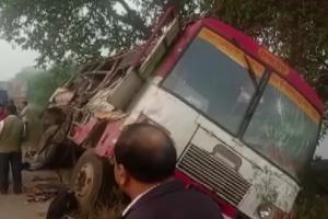 UP: बहराइच में रोडवेज बस और ट्रक की टक्कर, 6 लोगों की मौत, 15 घायल 