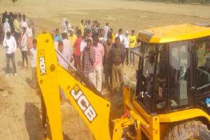  जौनपुर : अनियंत्रित ट्रैक्टर चालक सहित कुएं में गिरा