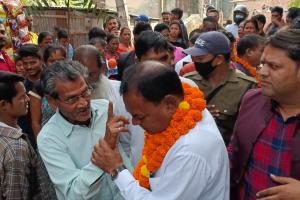 रुद्रपुर: संपर्क पुल का निरीक्षण को पहुंचे मेयर को करना पड़ा लोगों का गुस्से का सामना
