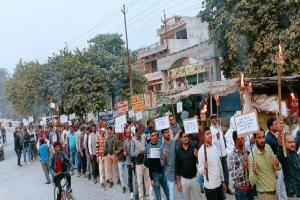 बांदा :  विद्युत कर्मचारियों ने मशाल जुलूस निकालकर जताया विरोध 