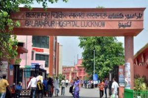  लखनऊ : बलरामपुर अस्पताल में स्वास्थ्यकर्मियों का हंगामा