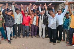 डीएपी की मारामारी : खाद न मिलने पर किसानों ने नारेबाजी के साथ किया प्रदर्शन