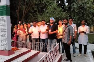 मोरबी पुल हादसा : जिले में मोमबत्ती जलाकर मृतकों को दी श्रद्धांजलि