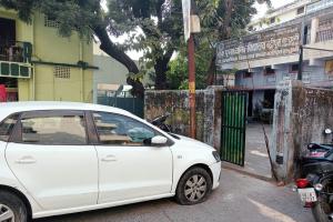 हल्द्वानी: स्कूल के गेट पर खड़ी कार की प्रधानाचार्य ने निकाली हवा, हंगामा
