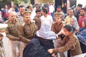 अमरोहा : आरोपी छात्रों को कोर्ट में पेश करने ले जाते वक्त परिजनों का हंगामा,  तीन महिलाएं हिरासत में 