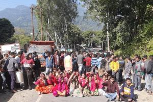 हल्द्वानी: काठगोदाम-हैड़ाखान मार्ग देखने जा रहे केंद्रीय मंत्री भट्ट का ग्रामीणों ने किया घेराव 