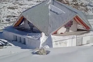देहरादून: बर्फ की चादर से ढका हेमकुंड साहिब, अधिकारियों ने साझा कीं तस्वीरें