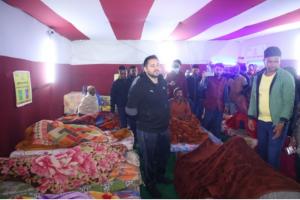 तेजस्वी ने देर रात पटना में ठंड की मार झेल रहे बेघरों को बांटे कंबल 
