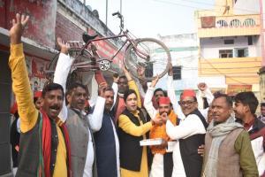 जौनपुर: मैनपुरी में समाजवादी पार्टी की जीत पर सपा कार्यकर्ताओं ने मनाया जश्न