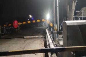 बहराइच: ओवरलोड ट्रैक्टर ट्राली टकराने से रेलवे गेट टूटा, आधा दर्जन एक्सप्रेस ट्रेनें प्रभावित 