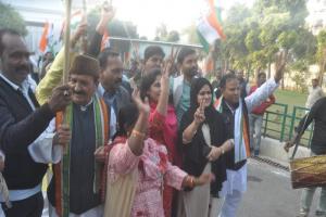 लखनऊ: हिमाचल में पार्टी की जीत पर झूमे कांग्रेसी, बांटी मिठाई  
