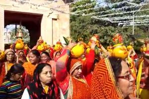 बरली: धोपेश्वर नाथ मंदिर से कलश यात्रा का हुआ आयोजन, सैकड़ों महिलाओं ने लिया भाग 