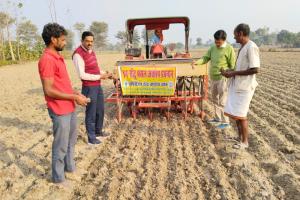 बहराइच: कृषि विभाग ने गांवों में मशीन से गेहूं की बोआई के बारे में दी जानकारी