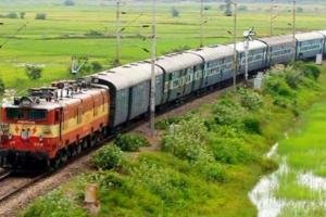 ट्रेनों के परिचालन के लिए निजी संचालकों की सेवाएं लेने का विचार नहीं : केंद्र सरकार 