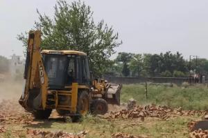 गौतमबुद्ध नगर: अवैध निर्माण पर बड़ी कार्रवाई, 100 करोड़ की जमीन बुलडोजर चलाकर करवाई गई कब्जा मुक्त