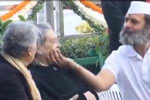 Video : कांग्रेस के स्थापना दिवस पर राहुल गांधी ने मां सोनिया को प्यार से पुचकारा, देखिए सबसे क्यूट मोमेंट