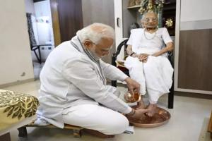 PM Modi की मां हीराबेन की बिगड़ी तबीयत, अस्पताल में भर्ती, जानिए लेटेस्ट हेल्थ अपडेट