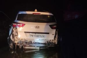Auraiya Accident : रेलिंग तोड़कर यमुना में कार गिरने से नेवी के चीफ इंजीनियर की मौत, दोस्तों के साथ घूमने निकले थे