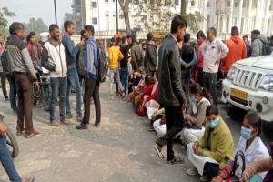 जौनपुर: बकाया भुगतान न मिलने पर स्वास्थ्य कर्मी उतरे सड़क पर, किया प्रदर्शन