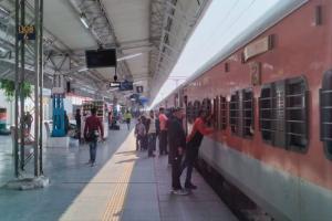 बरेली: रेलवे की यात्रियों से बेवफाई, ब्लाक ने मुश्किल बढ़ाई