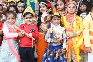 बरेली: गीता जयंती पर शांतिकुंज स्कूल में बच्चों ने महाभारत के पात्रों की दी प्रस्तुति