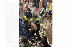 मथुरा: वृंदावन बांके बिहारी मंदिर में श्रद्धालुओं के साथ सुरक्षा गार्डों ने की मारपीट, वीडियो वायरल