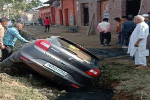 बिजनौर: सम्पर्क मार्ग ने होने से पुल से गिरी कार, पांच लोग घायल