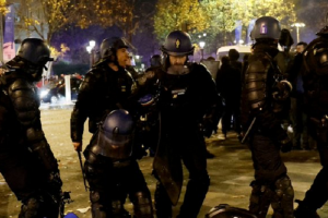 पेरिस में फुटबॉल टीम के प्रशंसकों और पुलिस के बीच झड़प, 40 लोग हिरासत में