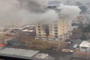  काबुल के वीवीआईपी होटल में आतंकी हमला, खिड़कियों से निकली आग की लपटें 