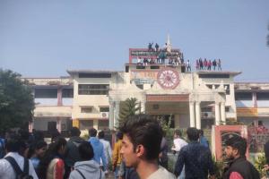 अयोध्या: साकेत महाविद्यालय में चुनाव की मांग को लेकर छात्र आंदोलित, गेट बंद कर छत पर चढ़े