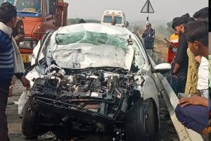 इटावा: आगरा एक्सप्रेस-वे पर खड़े ट्रक में पीछे से घुसी कार, पिता की मौत पुत्र घायल
