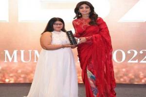 बांदा की बेटी आरती बनीं बेस्ट मेकअप आर्टिस्ट, Shilpa Shetty के हाथों मिला  Award, बुंदेलखंड में खुशी की लहर