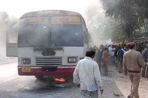 लखनऊ: यूपी परिवहन निगम की चलती बस बनी आग का गोला, शीशा तोड़कर यात्रियों को निकाला गया बाहर 